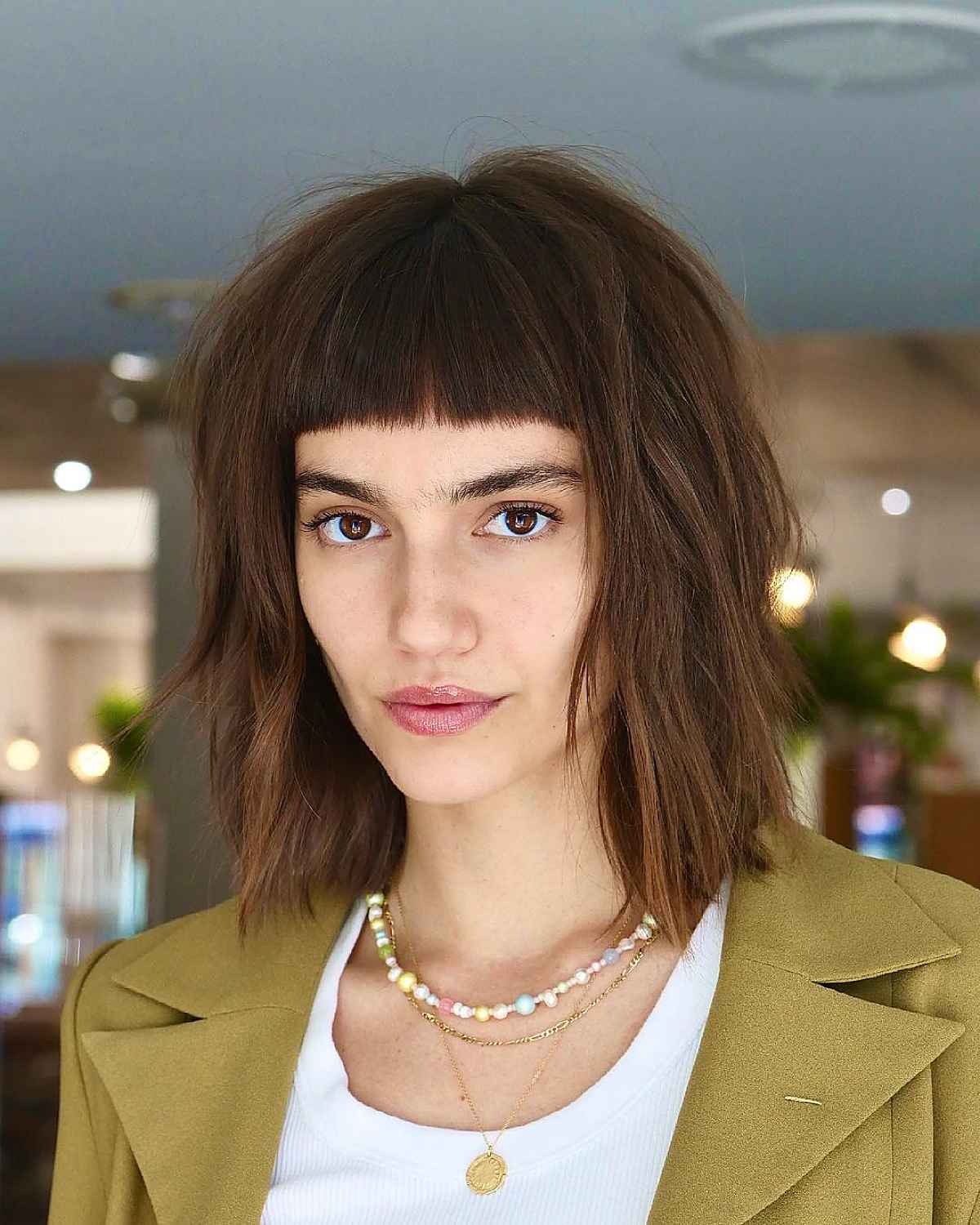 Coupe hirsute avec frange arrondie