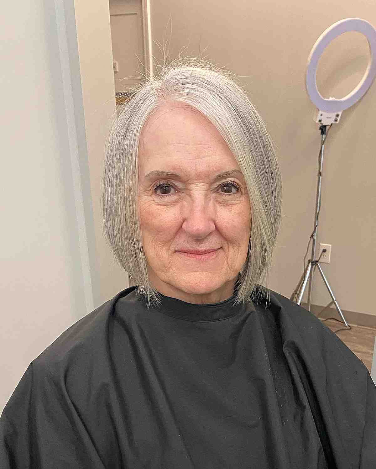 Coupe courte pour les femmes de plus de 70 ans avec un grand front