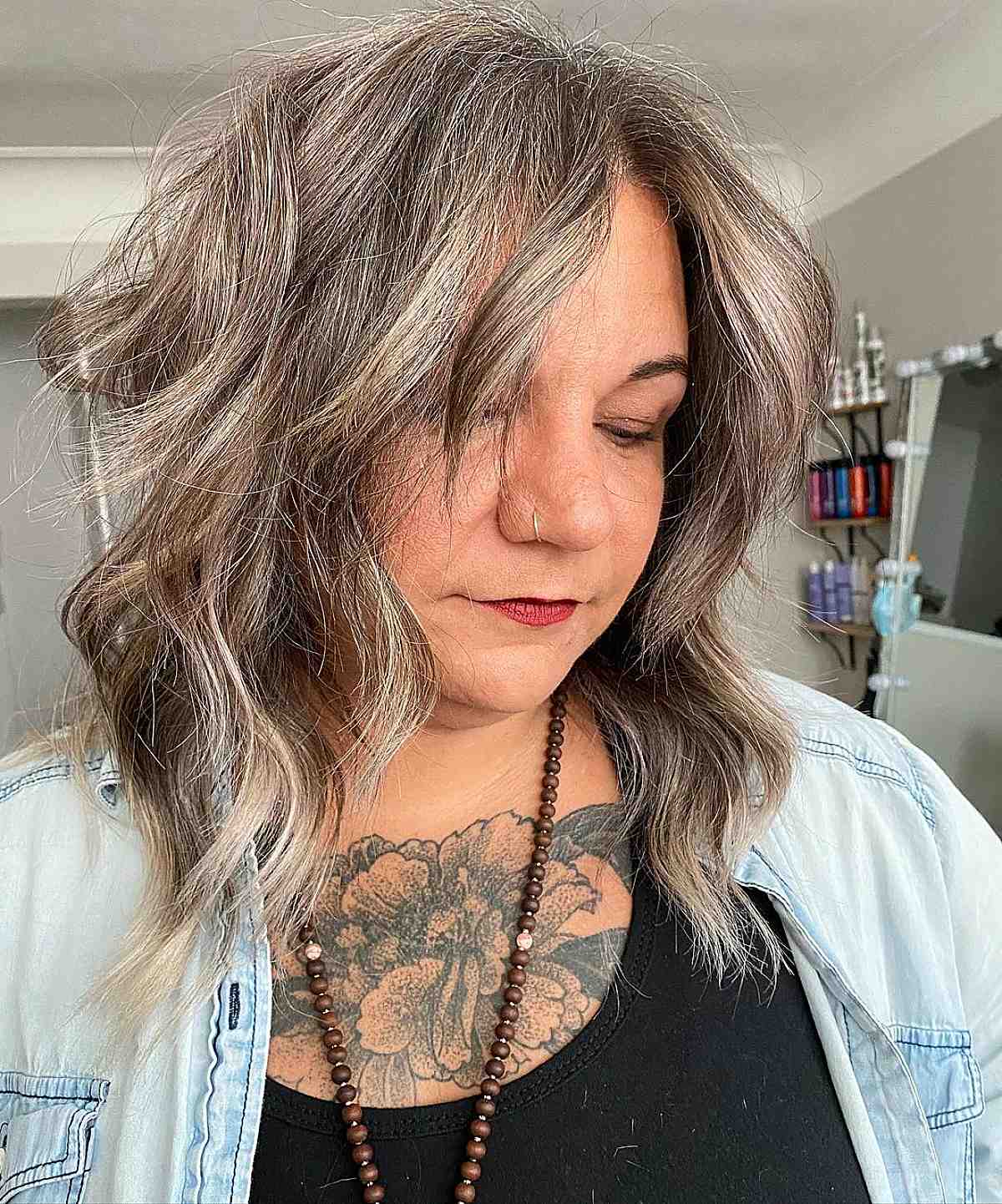 Cheveux mi-longs hirsutes pour les femmes de plus de 40 ans