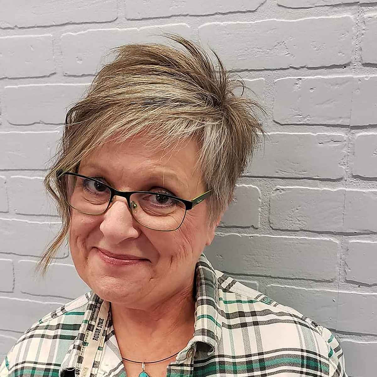 Pixie asymétrique pour les femmes plus âgées aux visages potelés.