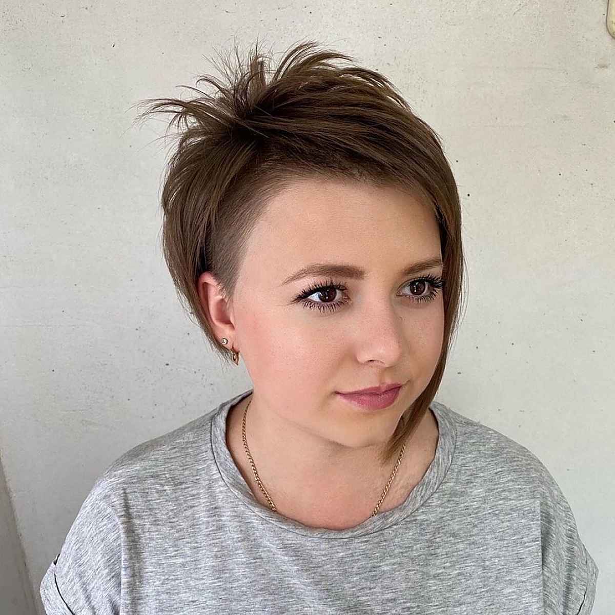 Bob sous-coupé pour les femmes aux cheveux épais et aux joues joufflues