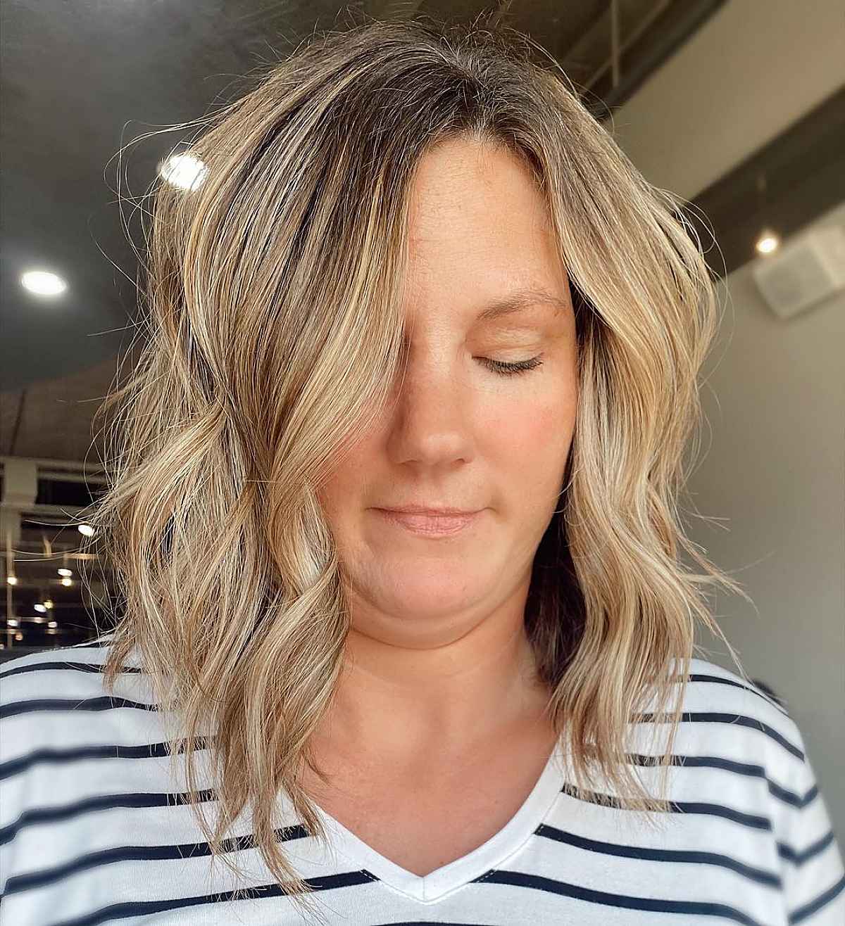 Coupe de cheveux mi-longue pour les femmes avec un double menton