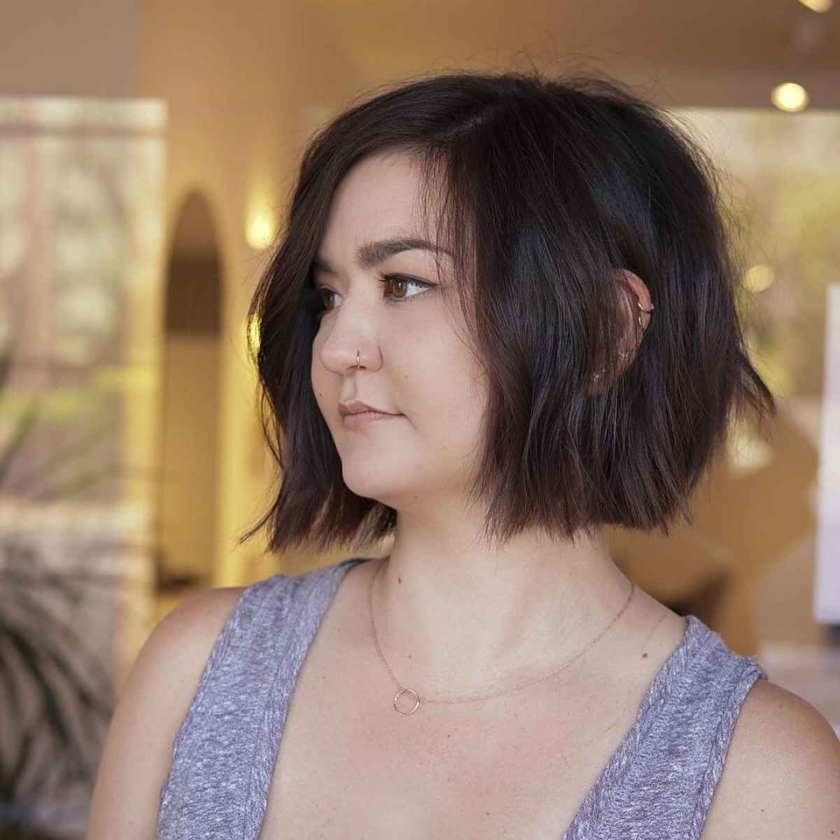 Coupe de cheveux ondulée et coiffée sur le côté avec une coupe de cheveux.