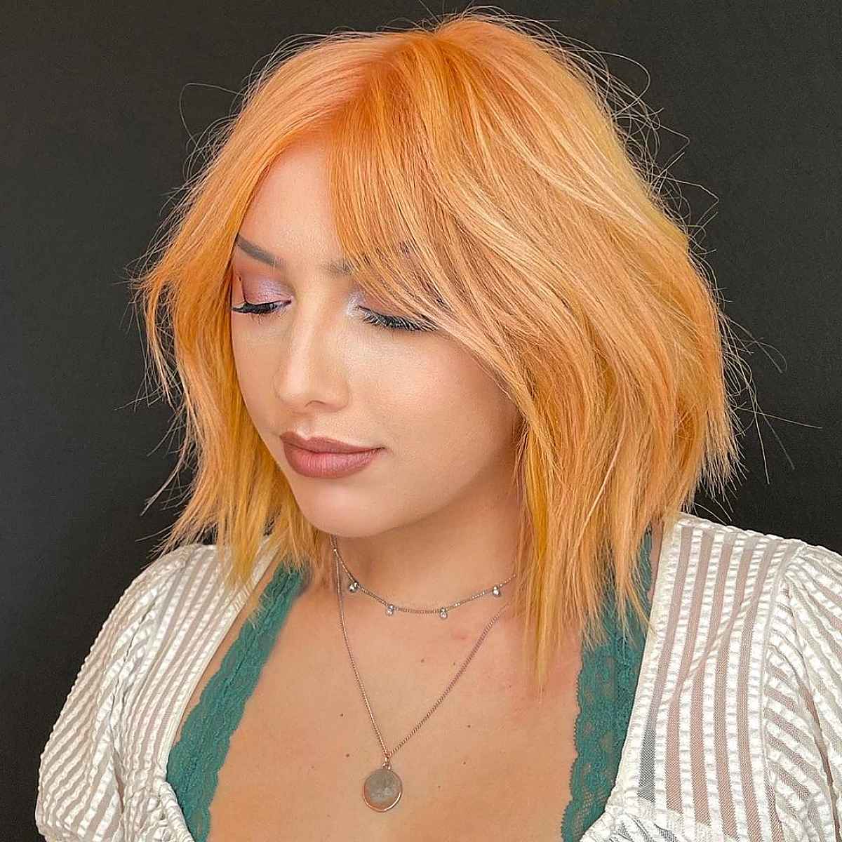 Coupe de cheveux à longueur de col pour les visages potelés.