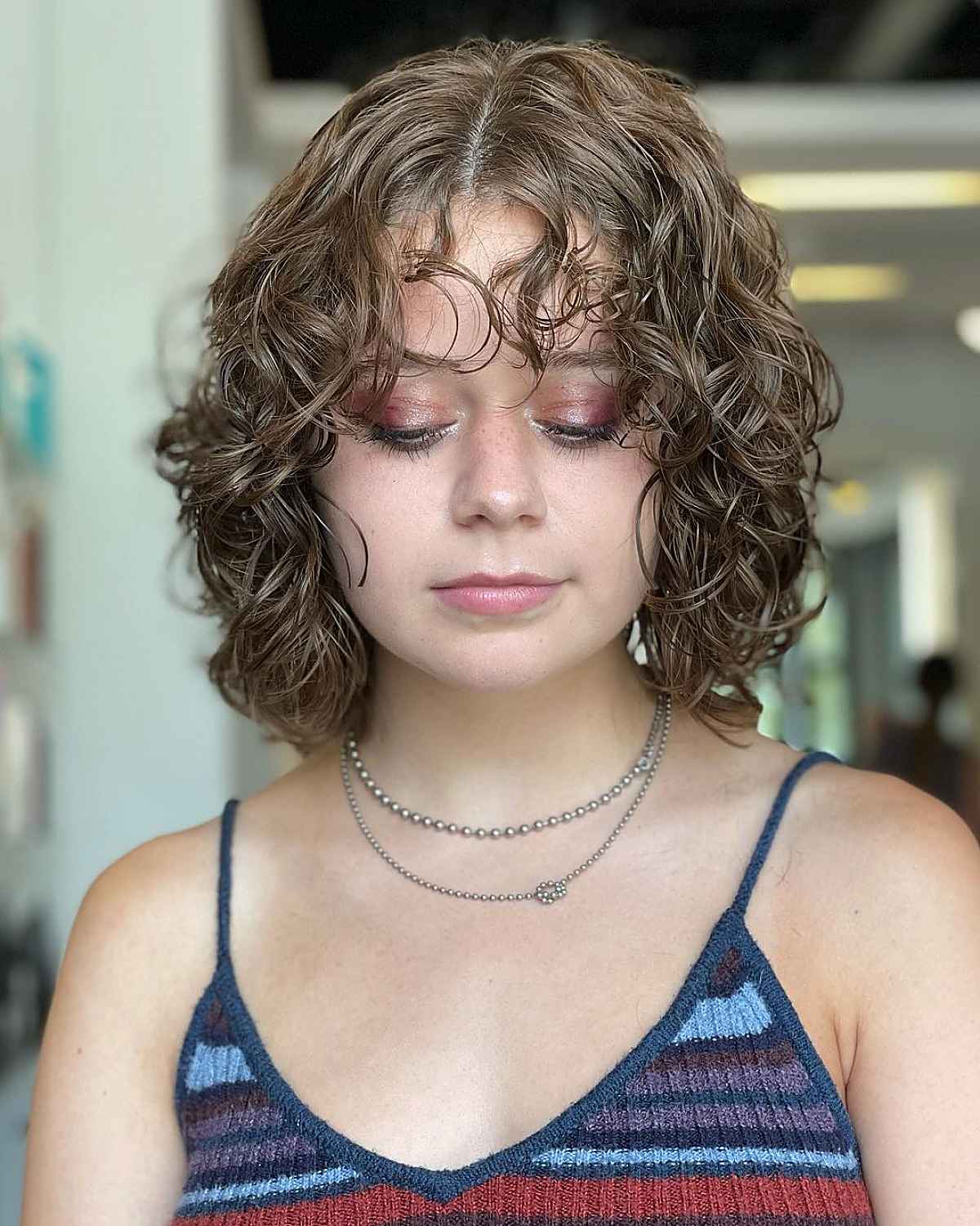 Bob court pour les femmes aux cheveux bouclés et au visage rond
