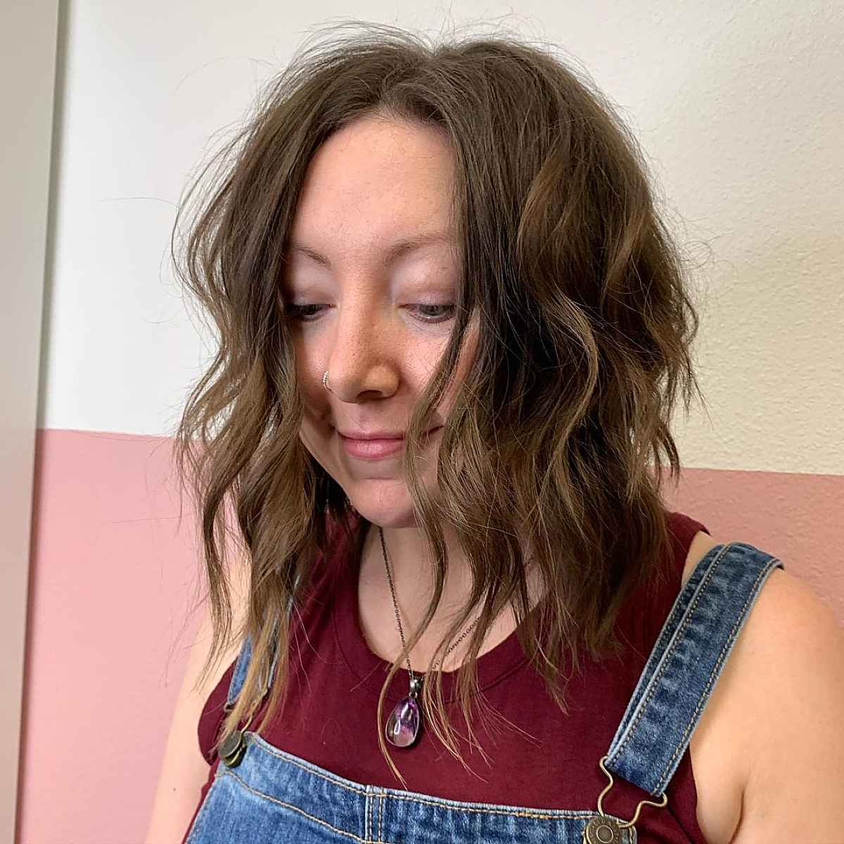 Chop ébouriffé pour un visage rond et potelé avec des cheveux fins