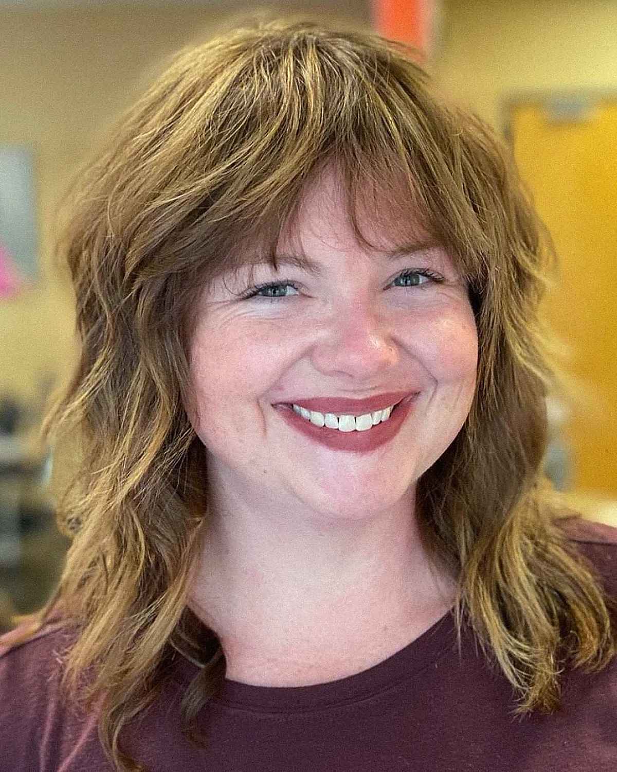 Coupe hirsute texturée pour une ligne de mâchoire douce