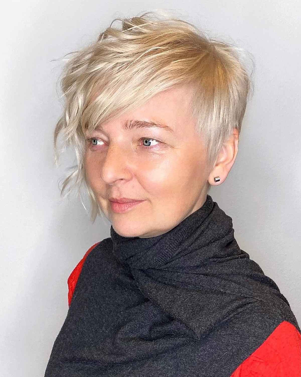 Coupe asymétrique ondulée avec frange ondulée