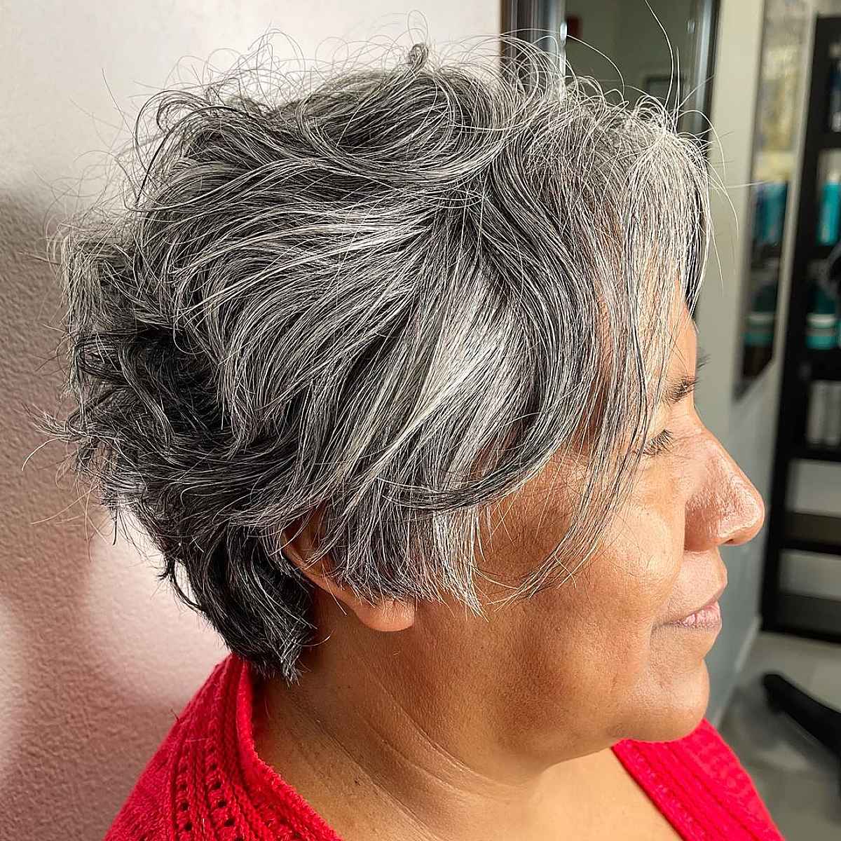 Coupe Pixie ondulée avec frange longue pour les femmes de plus de 60 ans