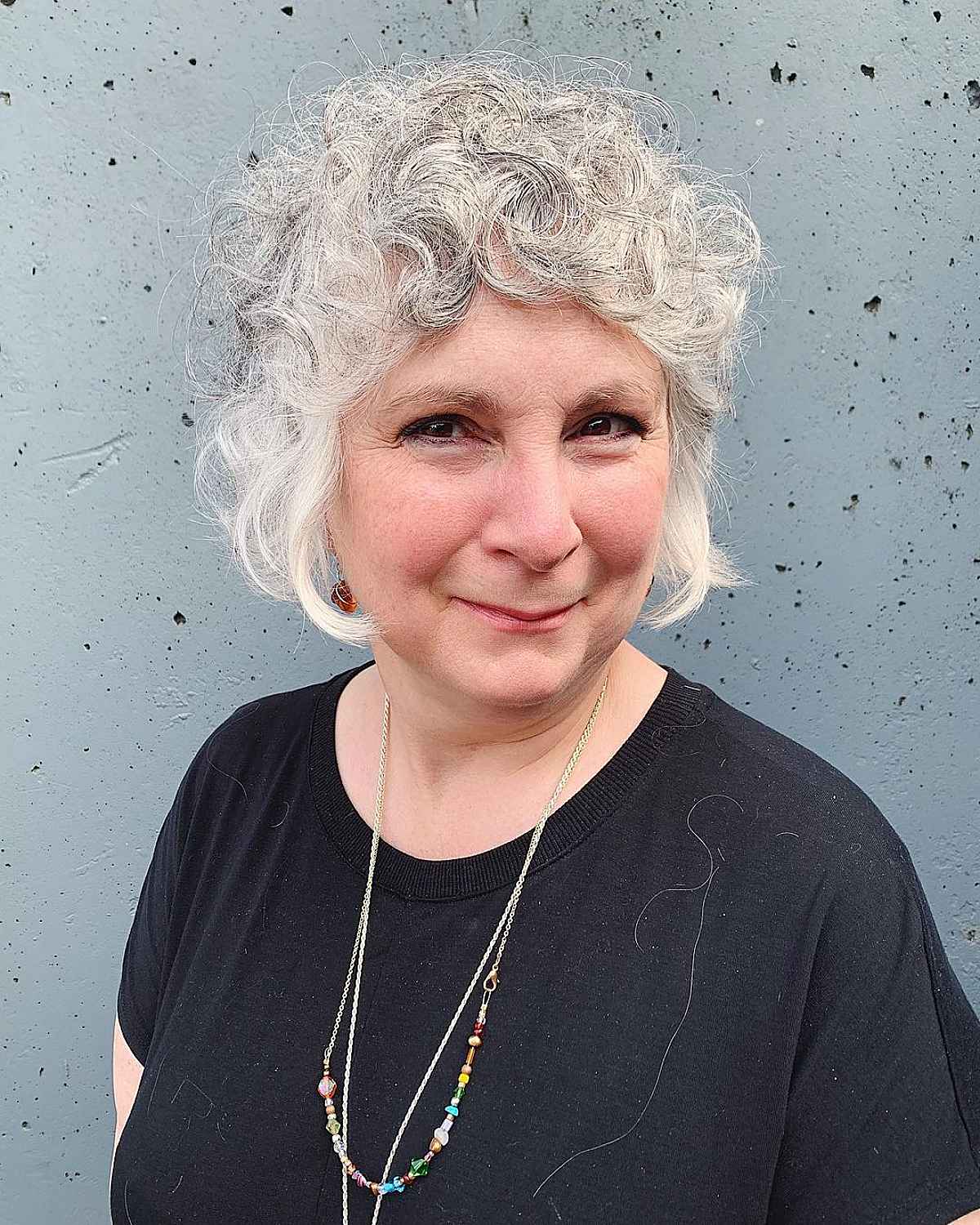 Coupe hirsute avec frange ondulée pour les femmes de plus de 50 ans