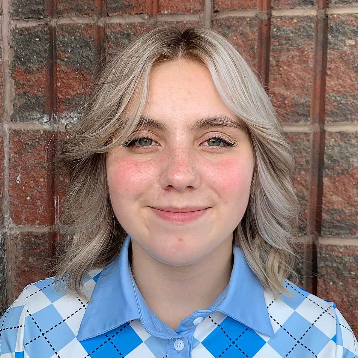Coiffure ondulée avec frange intermédiaire