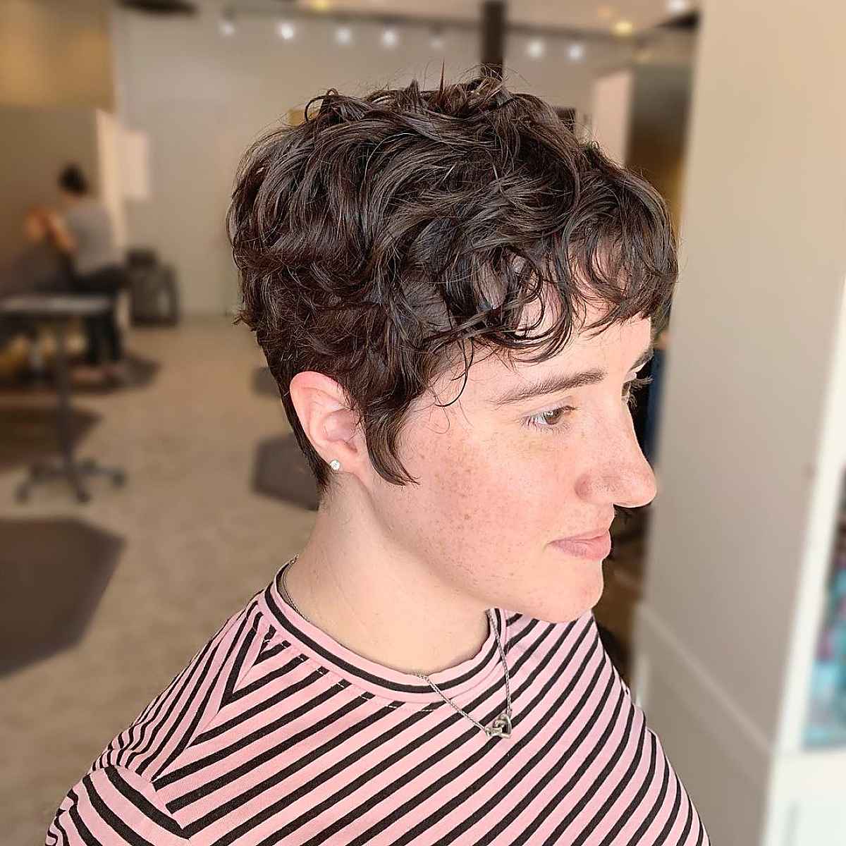 Coupe de cheveux ébouriffée à faible entretien avec franges