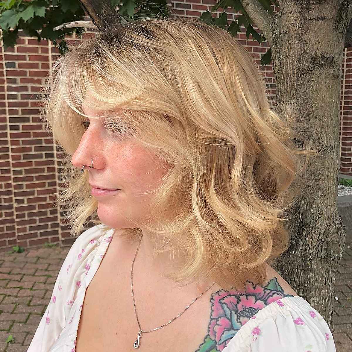 Cheveux hirsutes ondulés sur l'épaule avec une frange en spirale