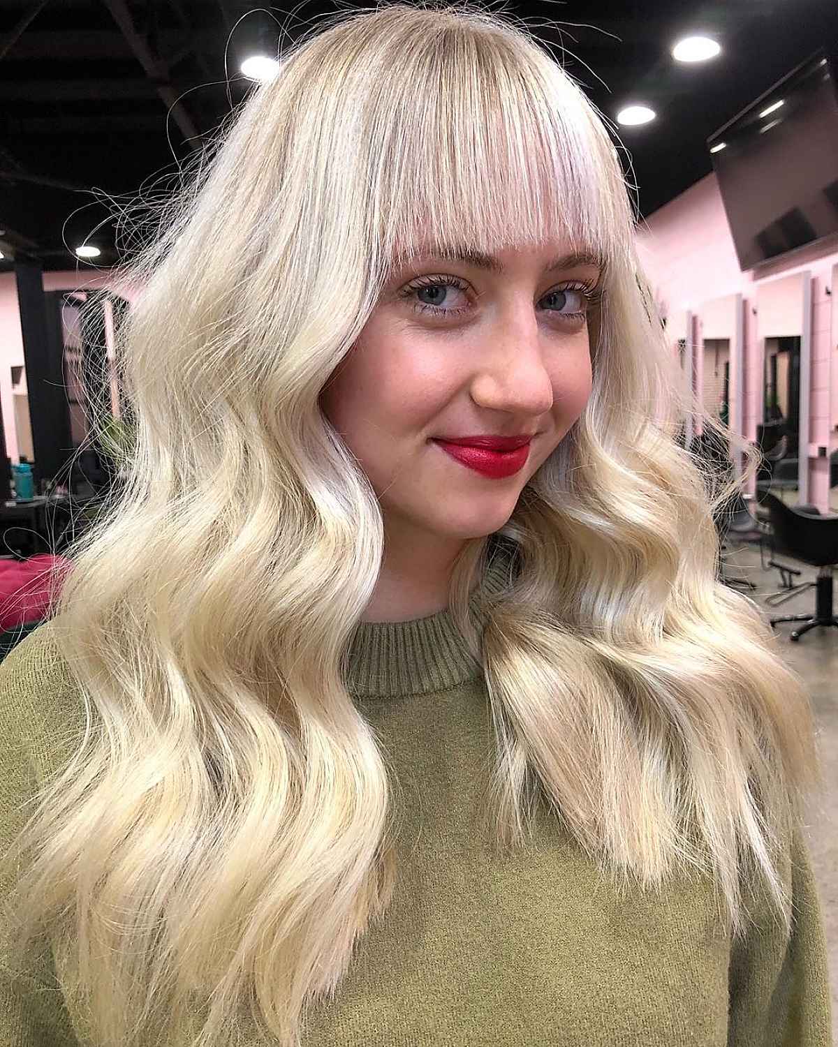 Cheveux longs ondulés avec une frange