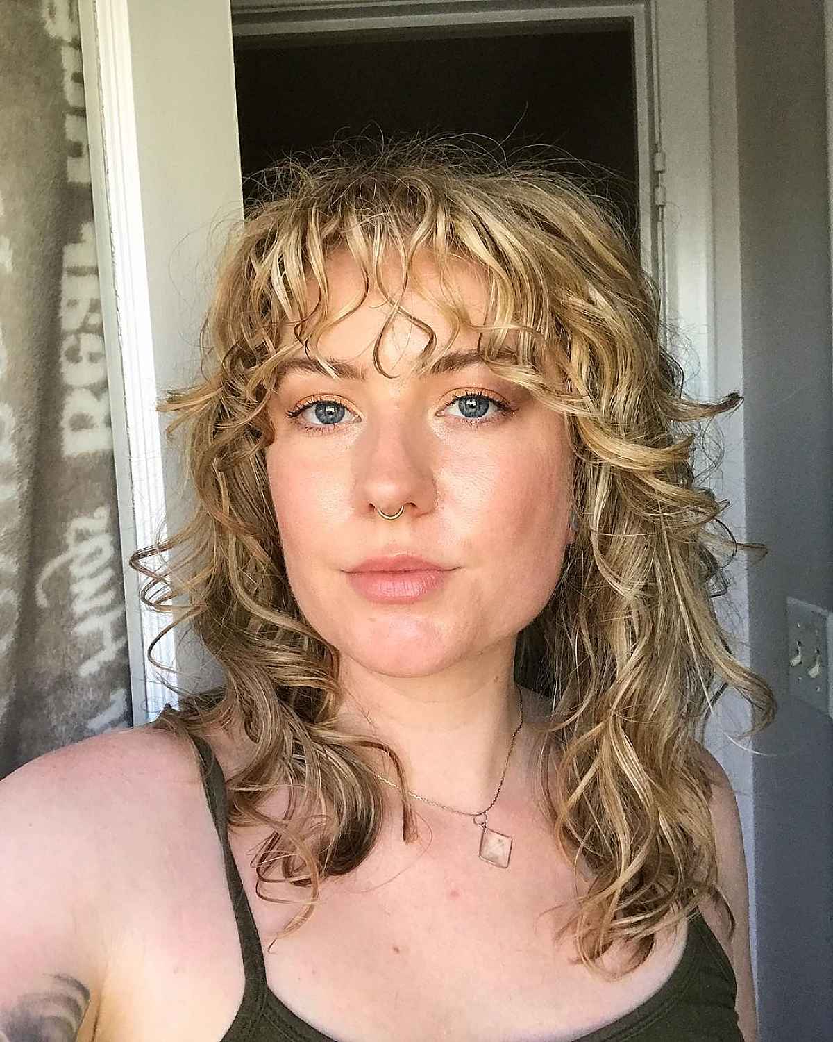 Cheveux mi-longs avec une frange naturellement ondulée