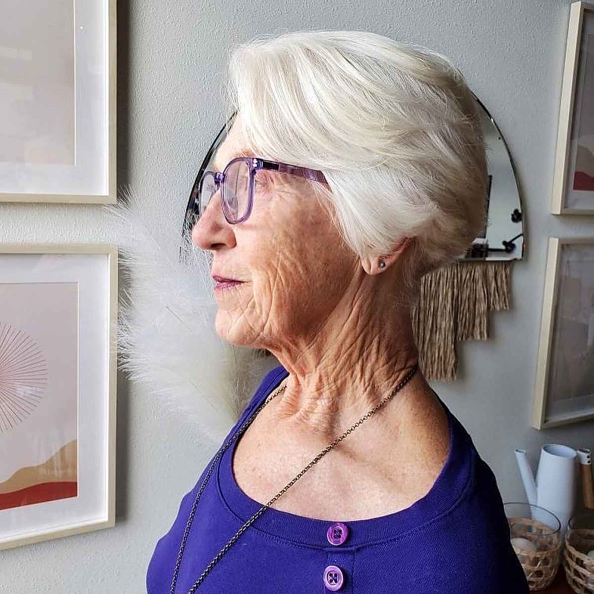 Bob français pour les femmes âgées avec des lunettes et des cheveux fins