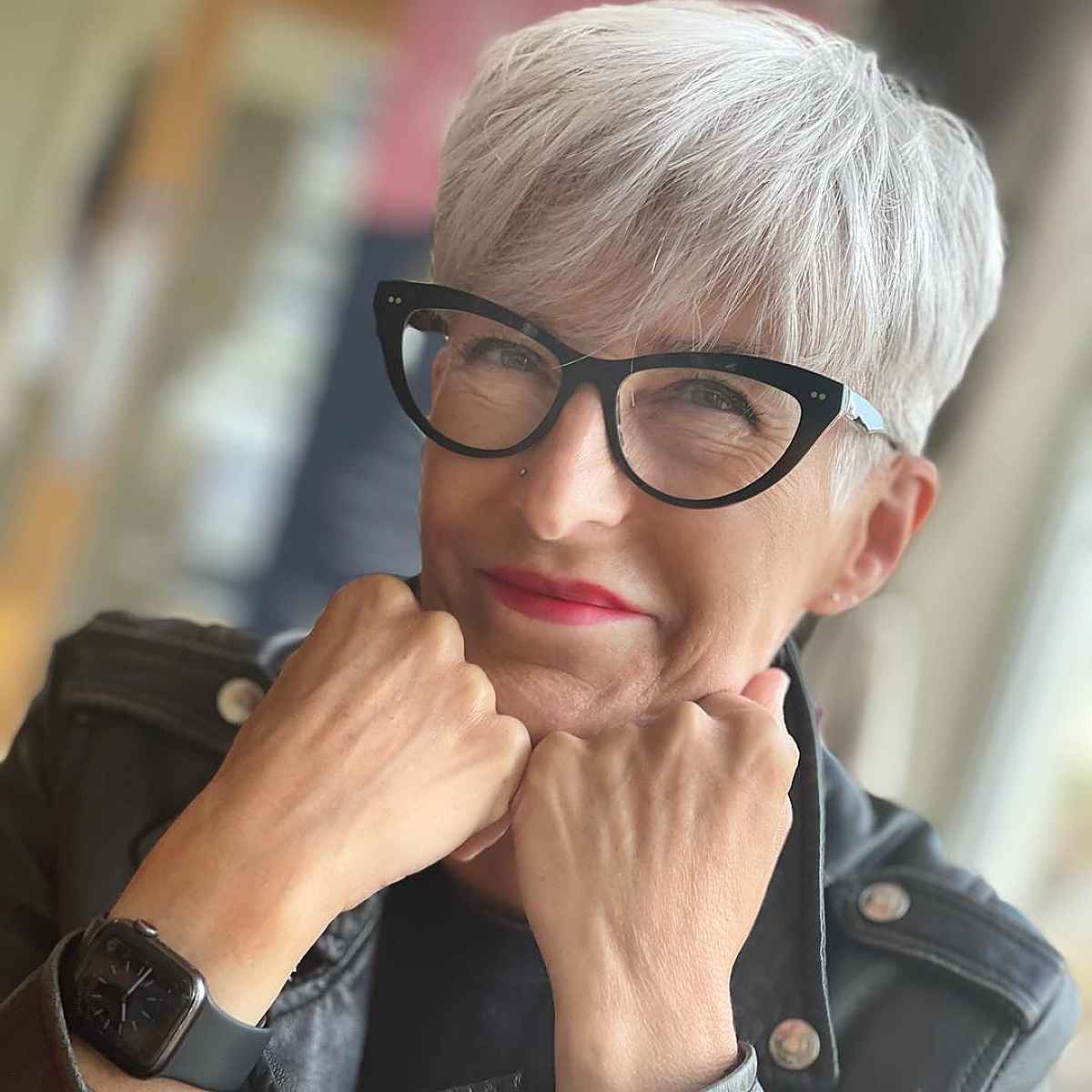 Coupe blanche droite et dégradée pour les femmes ayant dépassé la soixantaine
