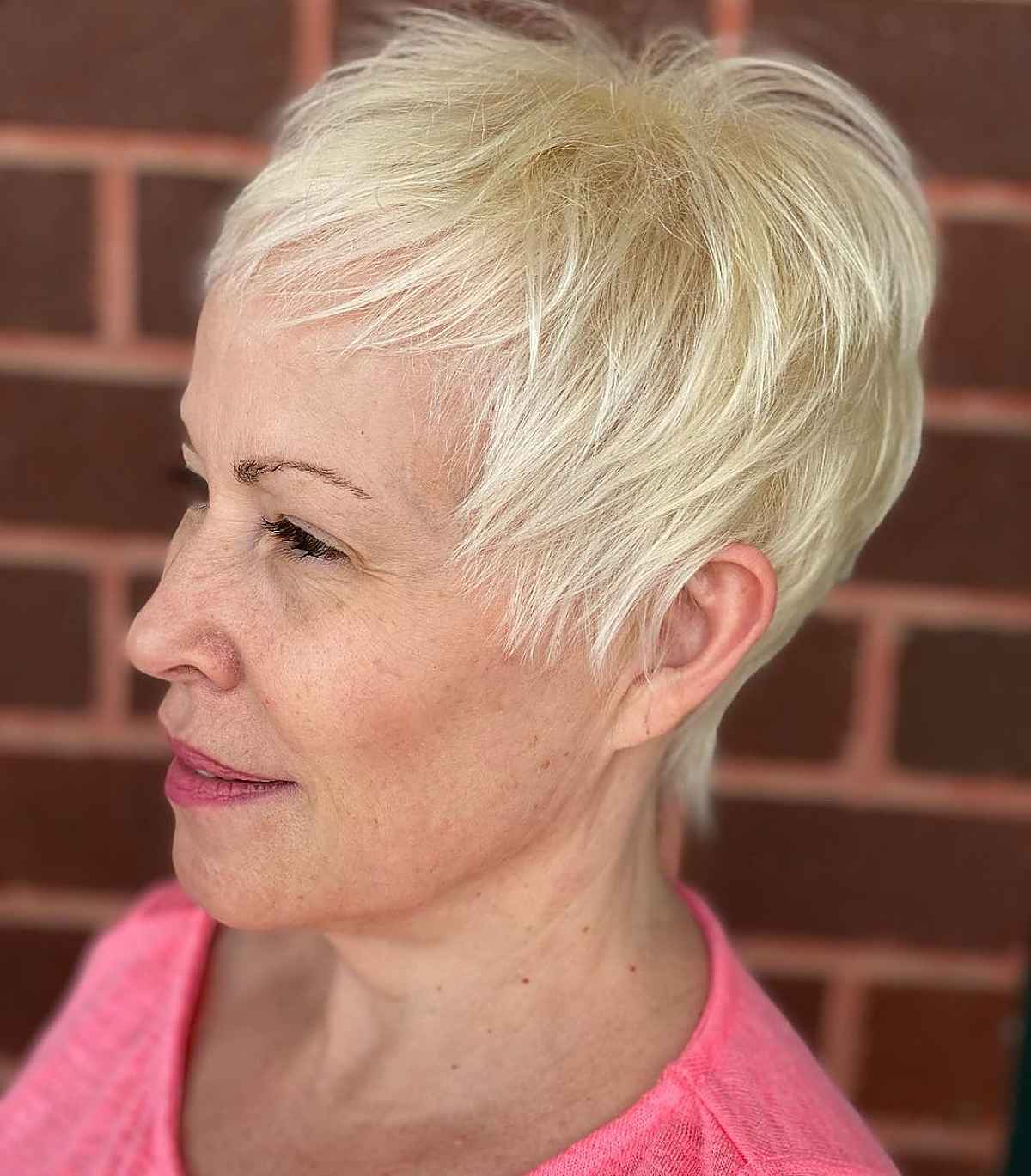 Pixie Bob stylé avec frange ondulée pour cheveux fins