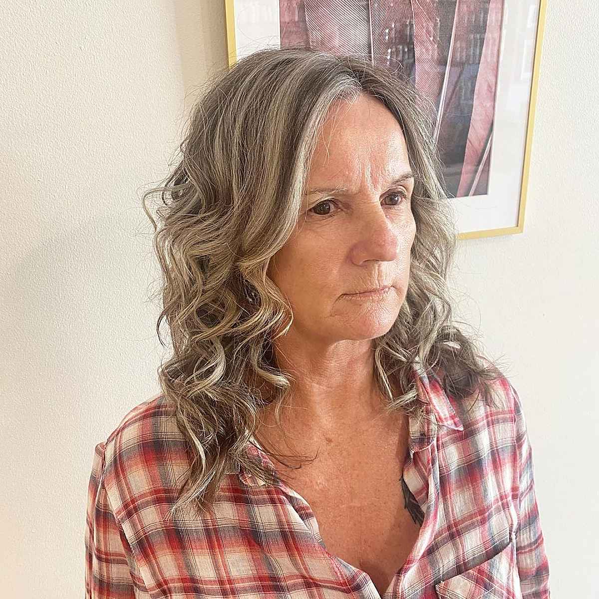 Coupe grise mi-longue avec de longues couches pour les cheveux fins