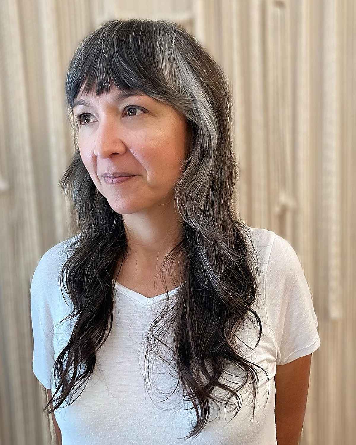 Longue coupe à crête pour une femme de 60 ans