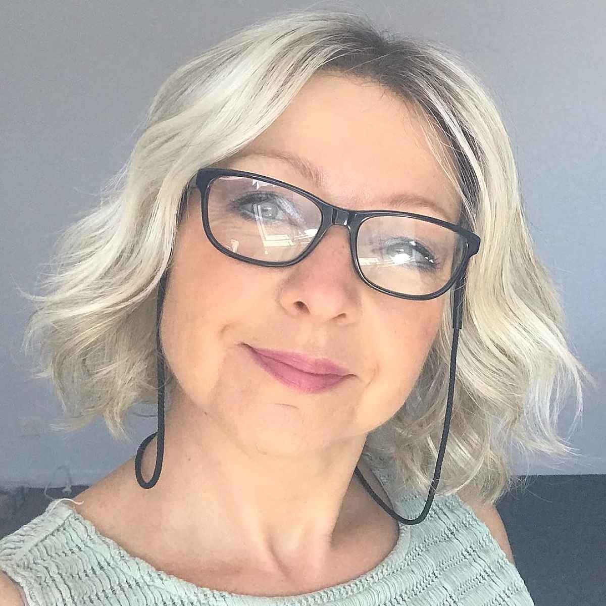 Bob court pour les femmes plus âgées avec des lunettes et un visage rond