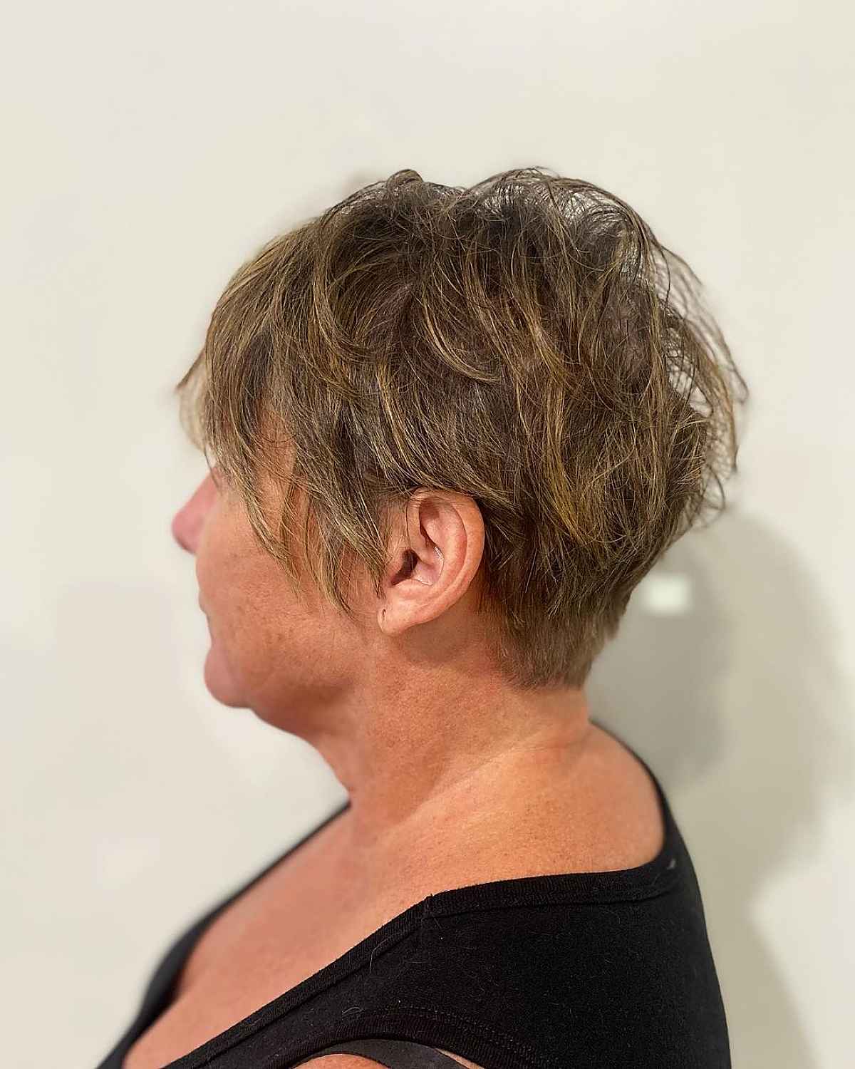 Coupe Pixie plus jeune pour les femmes plus âgées aux cheveux fins