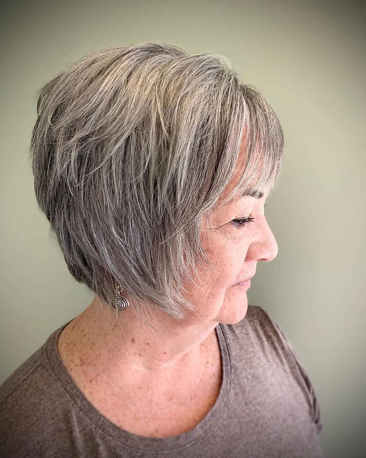 Bob court poivré et salé, avec des cheveux coupés en longueur