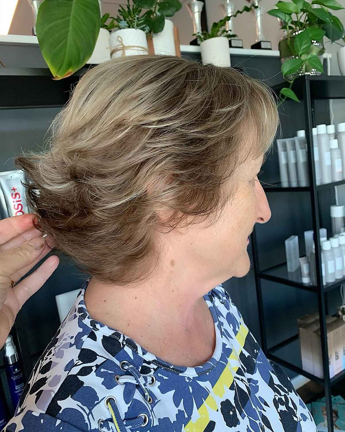 Coupe hirsute à plumes pour les femmes de 60 ans