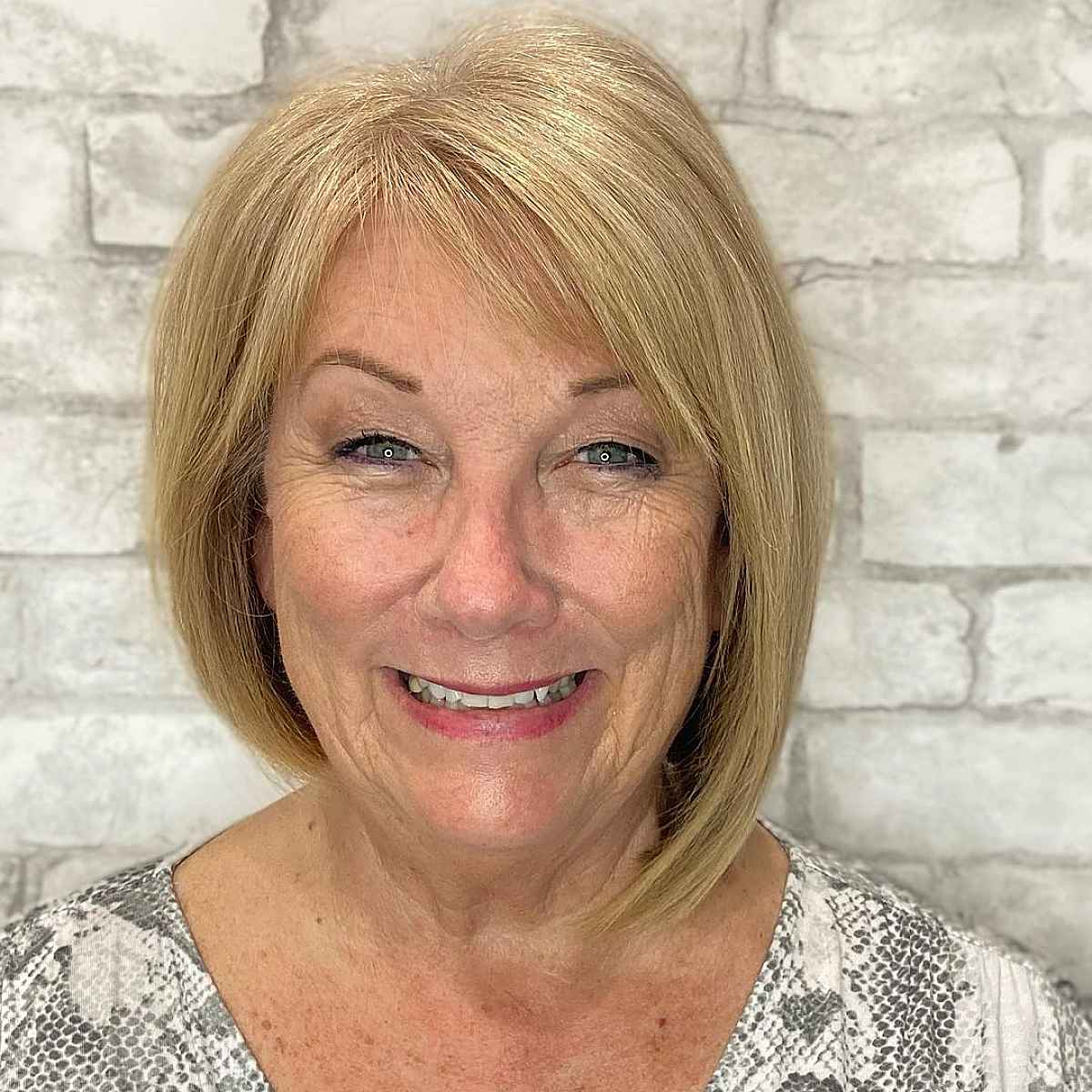 Bob asymétrique pour les femmes âgées de plus de 60 ans