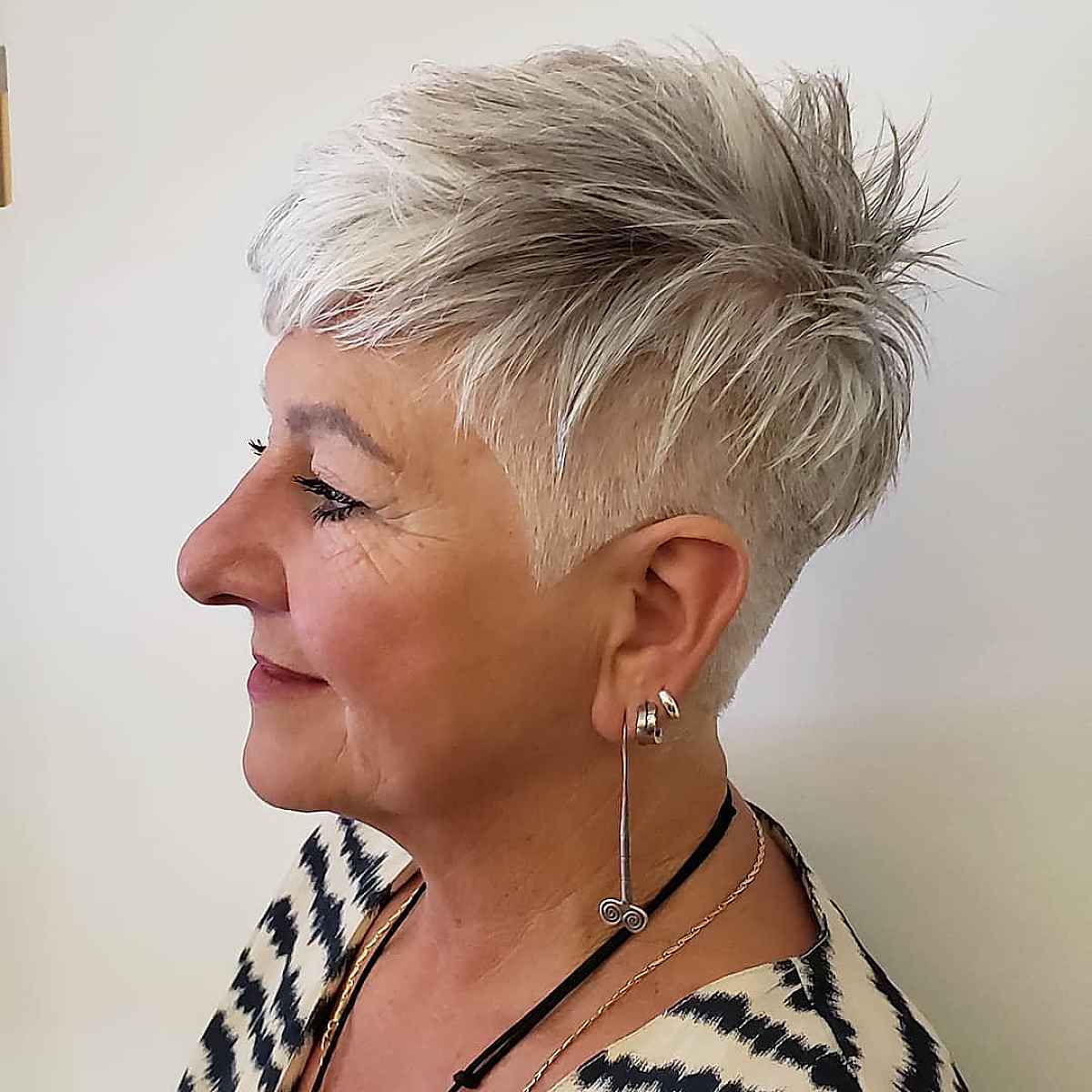Spiky Pixie pour les femmes audacieuses de la soixantaine
