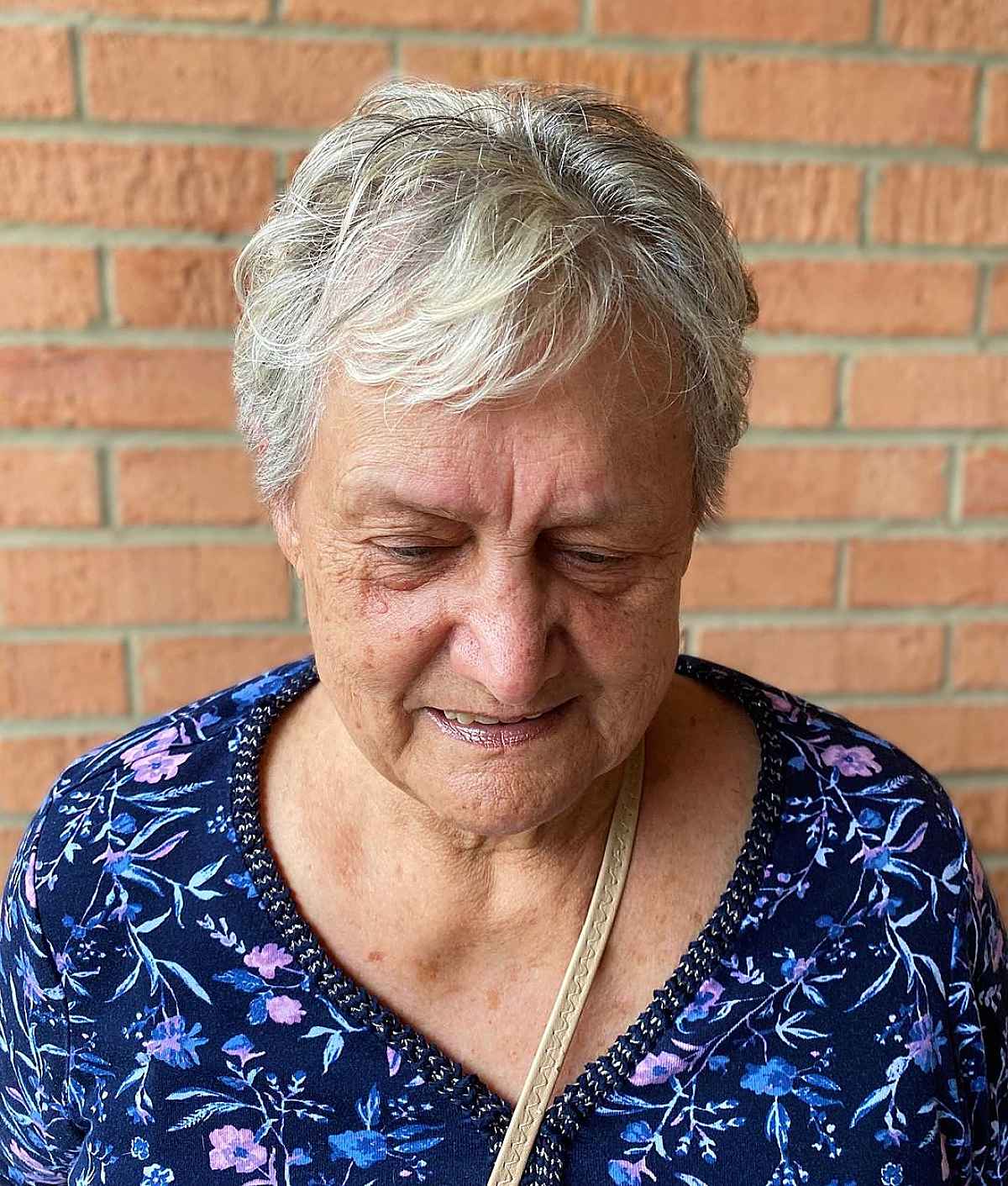 Coupe Pixie pour les femmes de plus de 60 ans aux cheveux fins