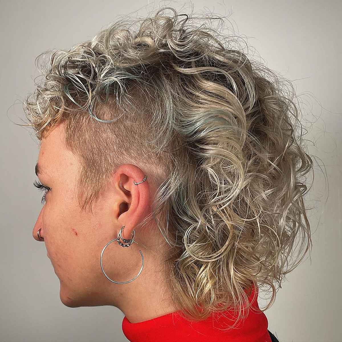 La coupe de cheveux blonde bouclée