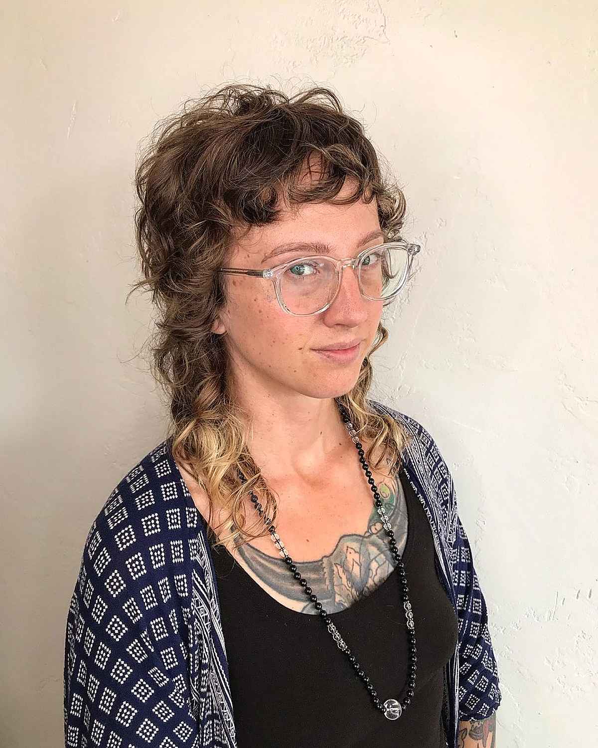 Boucles pour femmes avec des lunettes