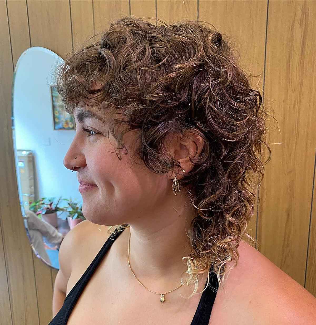 Cheveux bouclés en mulets
