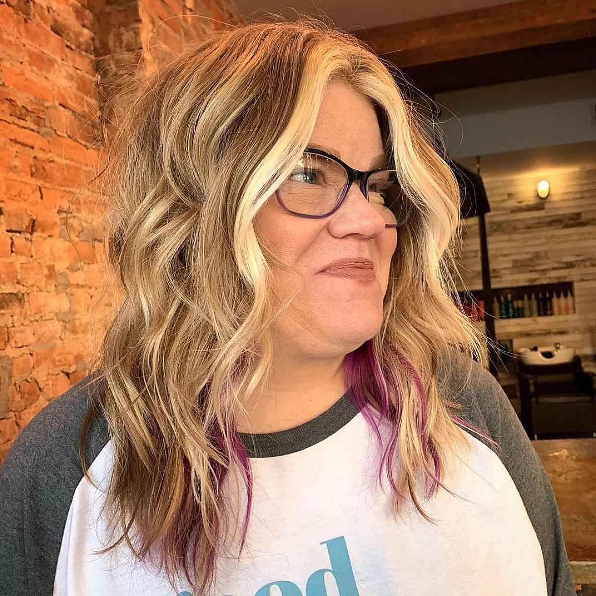 Balayage de l'encadrement du visage pour les femmes à lunettes