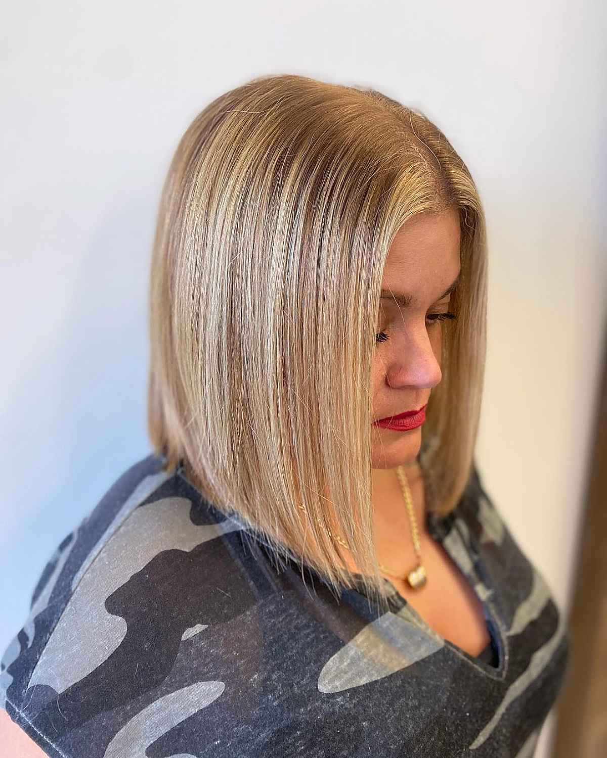 Coupe longue à l'épaule pour les femmes en surpoids