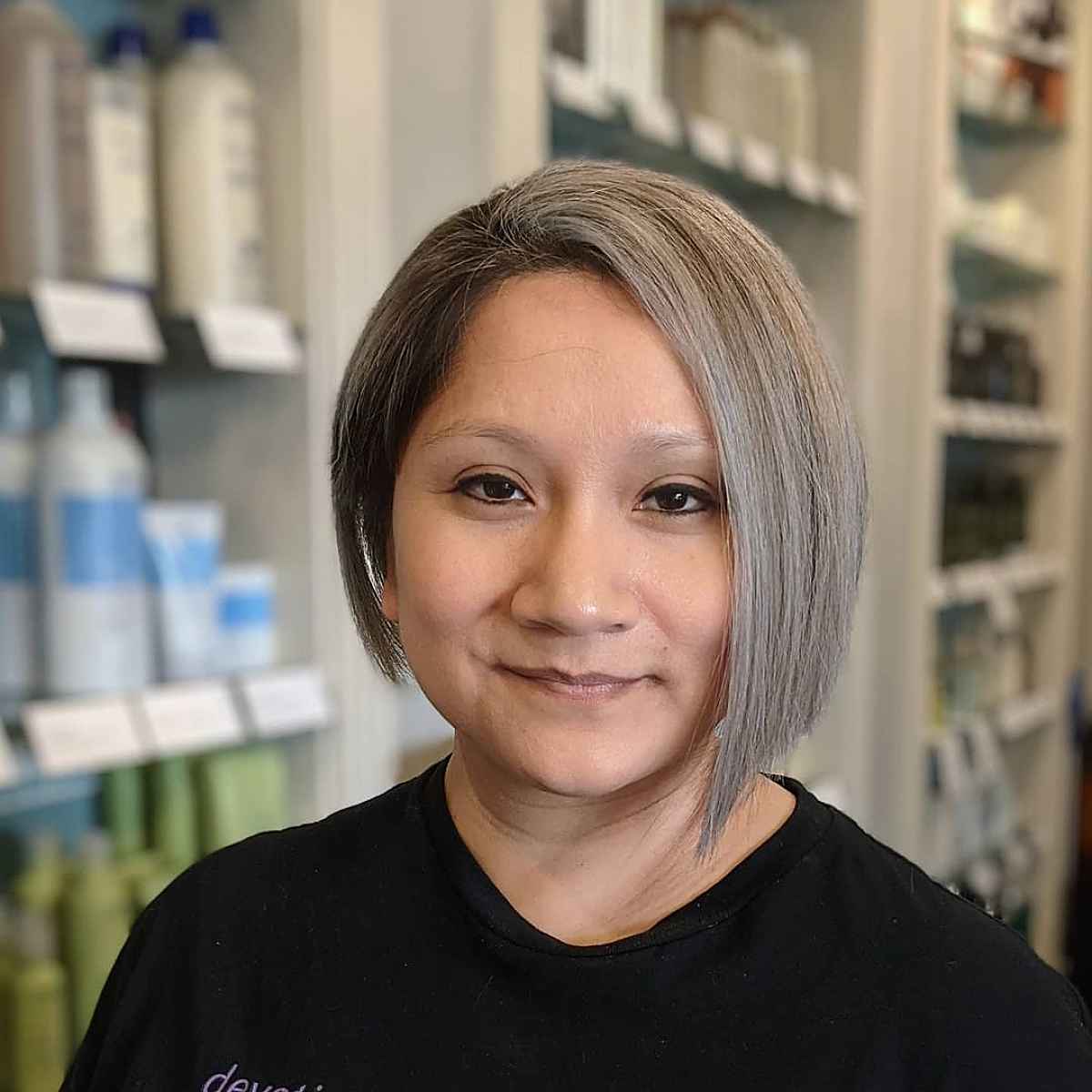 Bob asymétrique pour les femmes aux cheveux raides