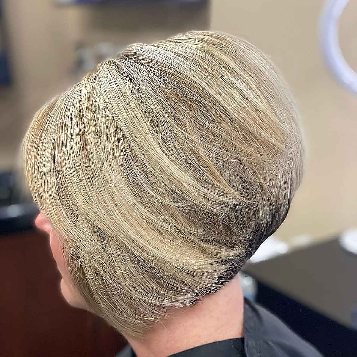 Sassy Inverted Bob pour les femmes avec un double menton