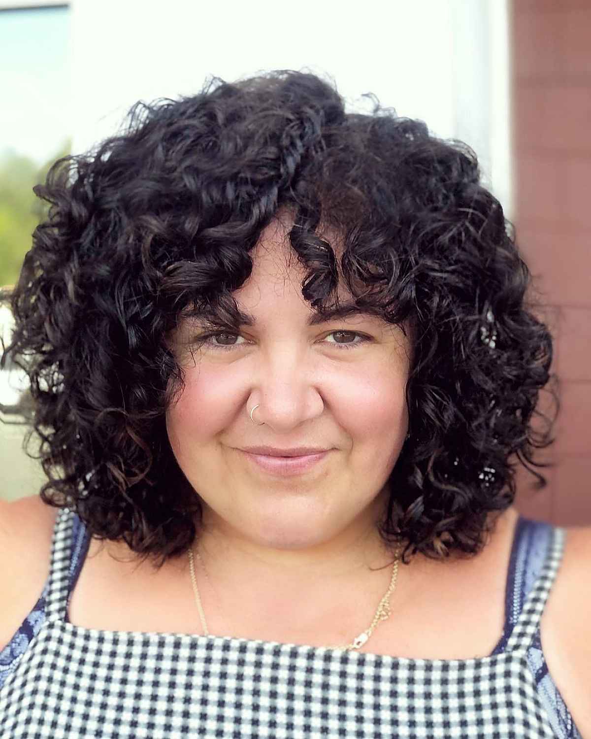 Bob arrondi pour les femmes de plus de 40 ans aux cheveux bouclés.