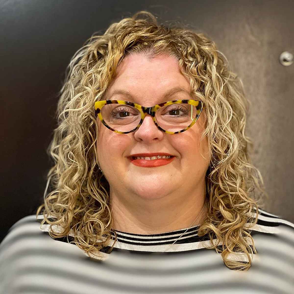Boucles blondes pour les femmes en surpoids et aux joues rebondies
