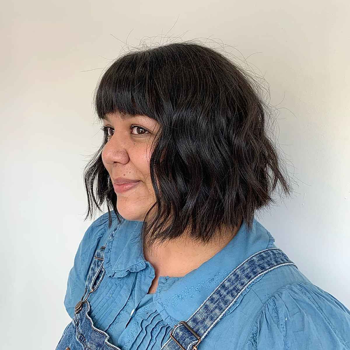 Coiffure mignonne avec frange pour les femmes en surpoids.