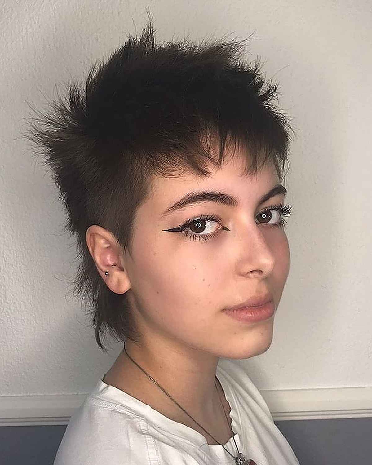 Coupe mullet courte et hirsute