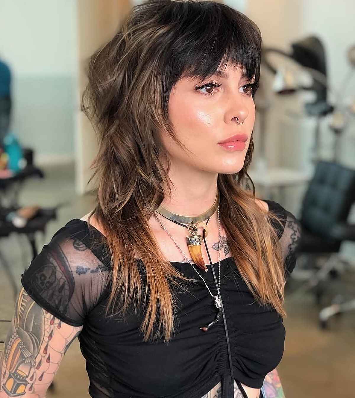 Coupe de cheveux moderne avec des couches hirsutes