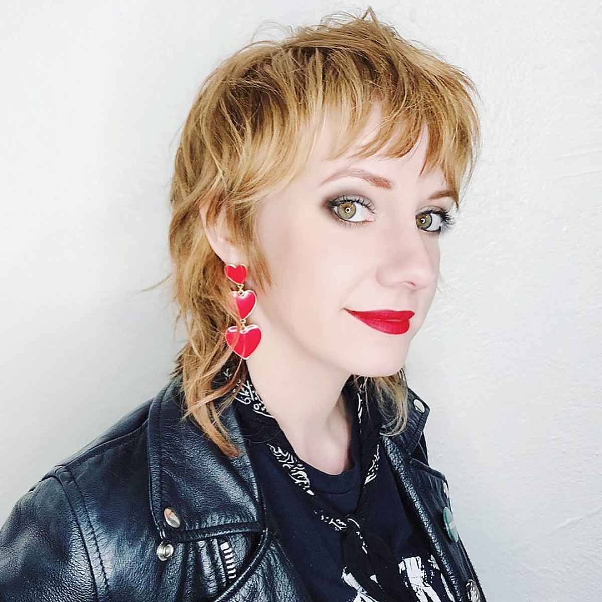 Boucle d'oreille à longueur d'épaule