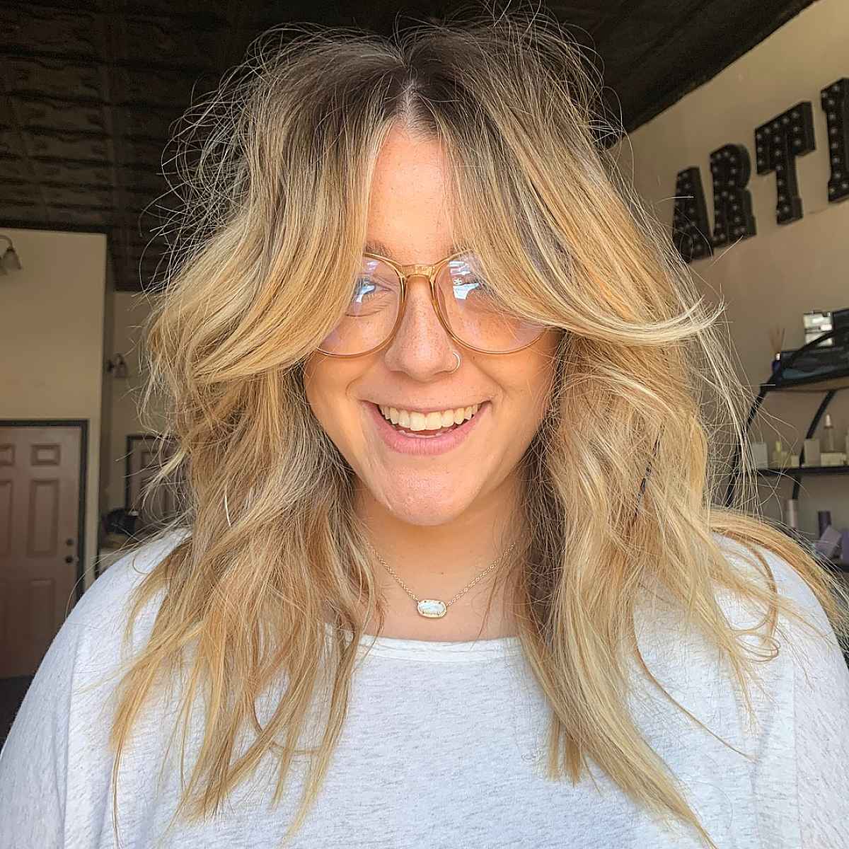 Coupe hirsute avec longue frange en rideau