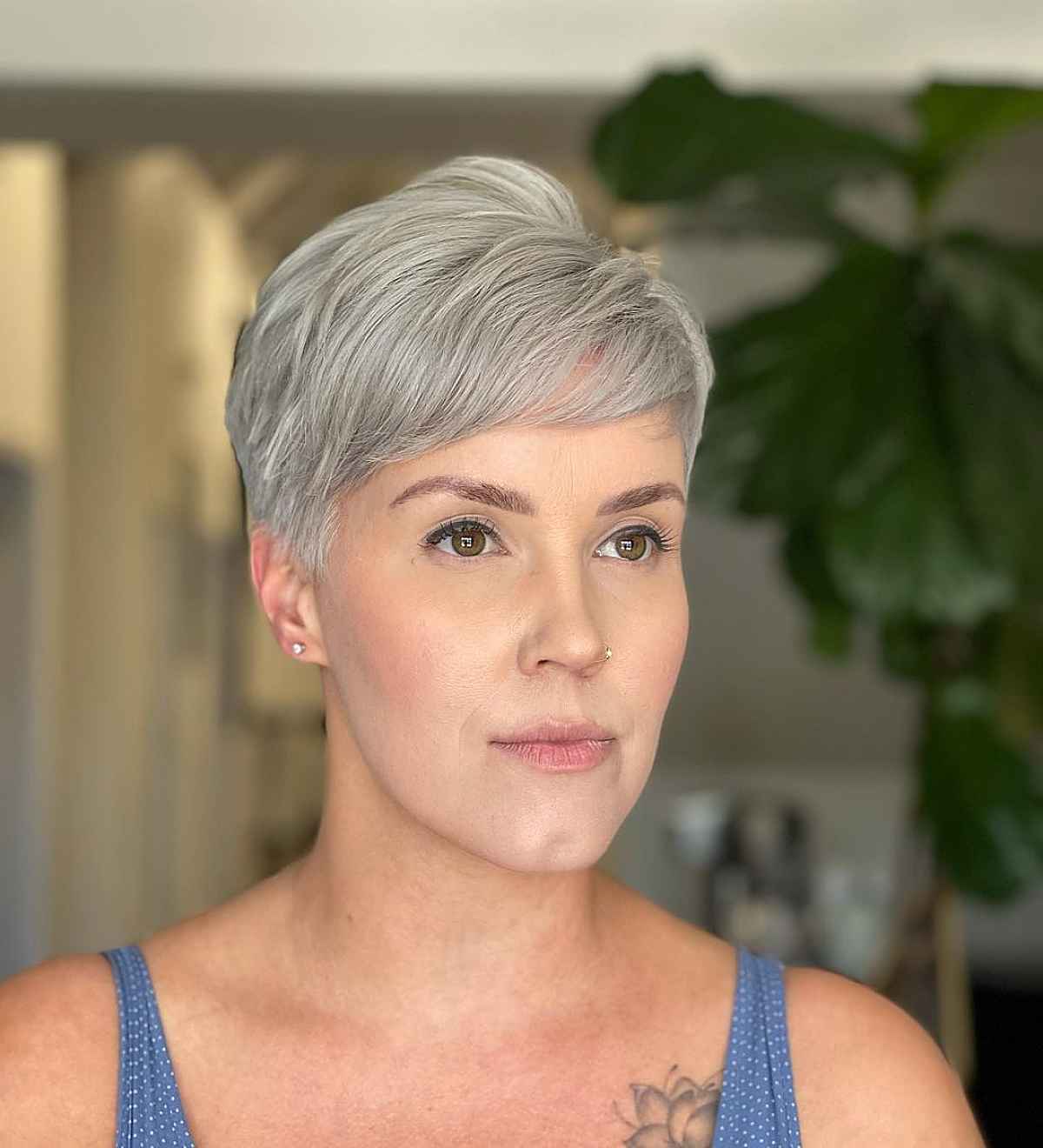 Coupe Pixie argentée pour une femme de 30 ans