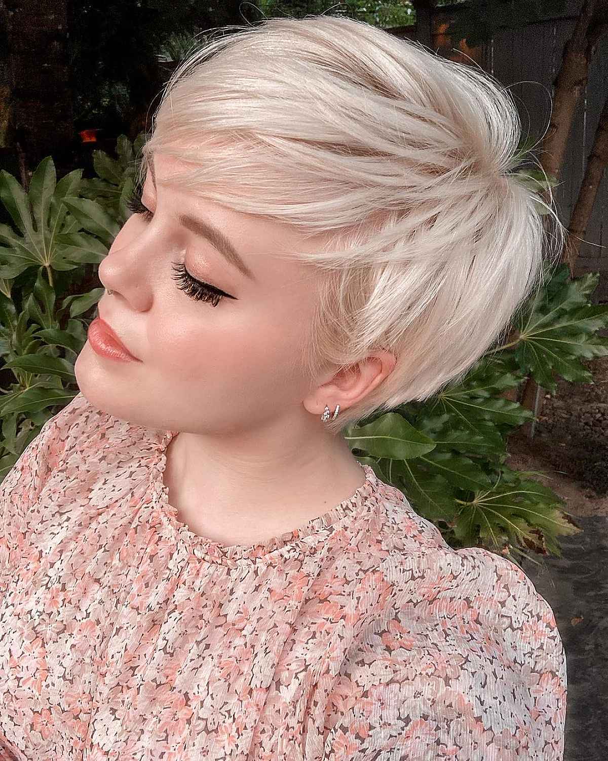 Coupe Pixie mignonne pour les femmes de 30 ans aux cheveux fins