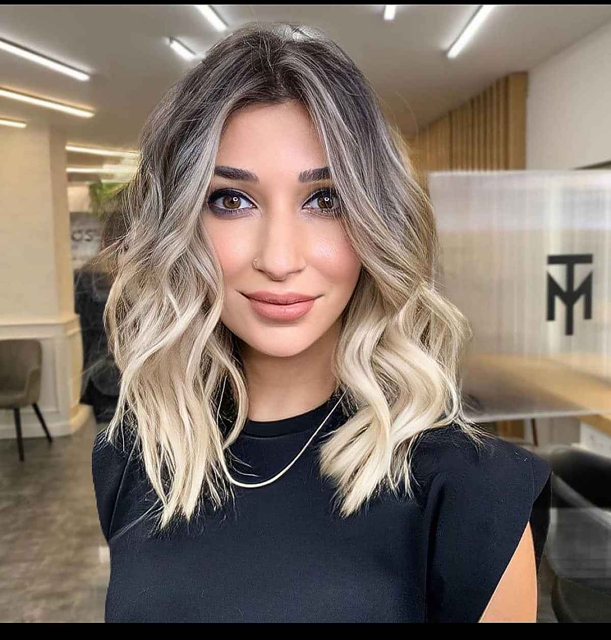Coupe de cheveux mi-longue pour les femmes de plus de 30 ans
