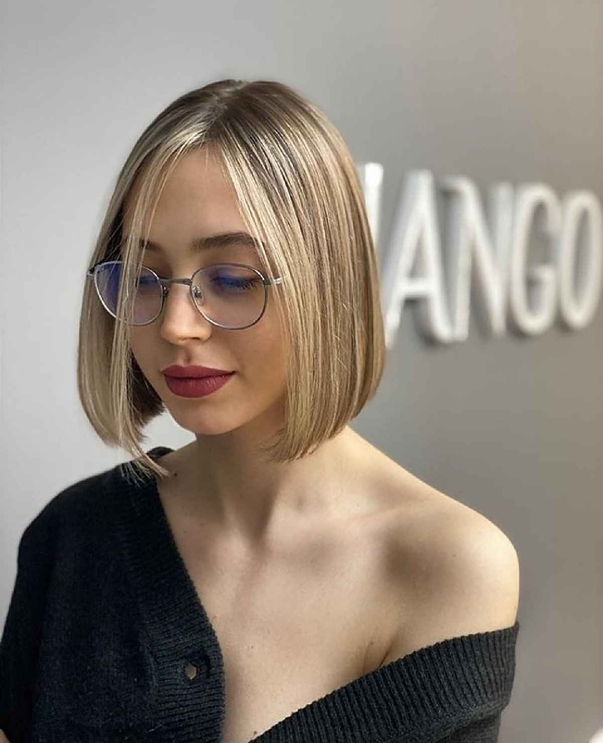 Coiffure blonde pour femmes avec des lunettes de soleil
