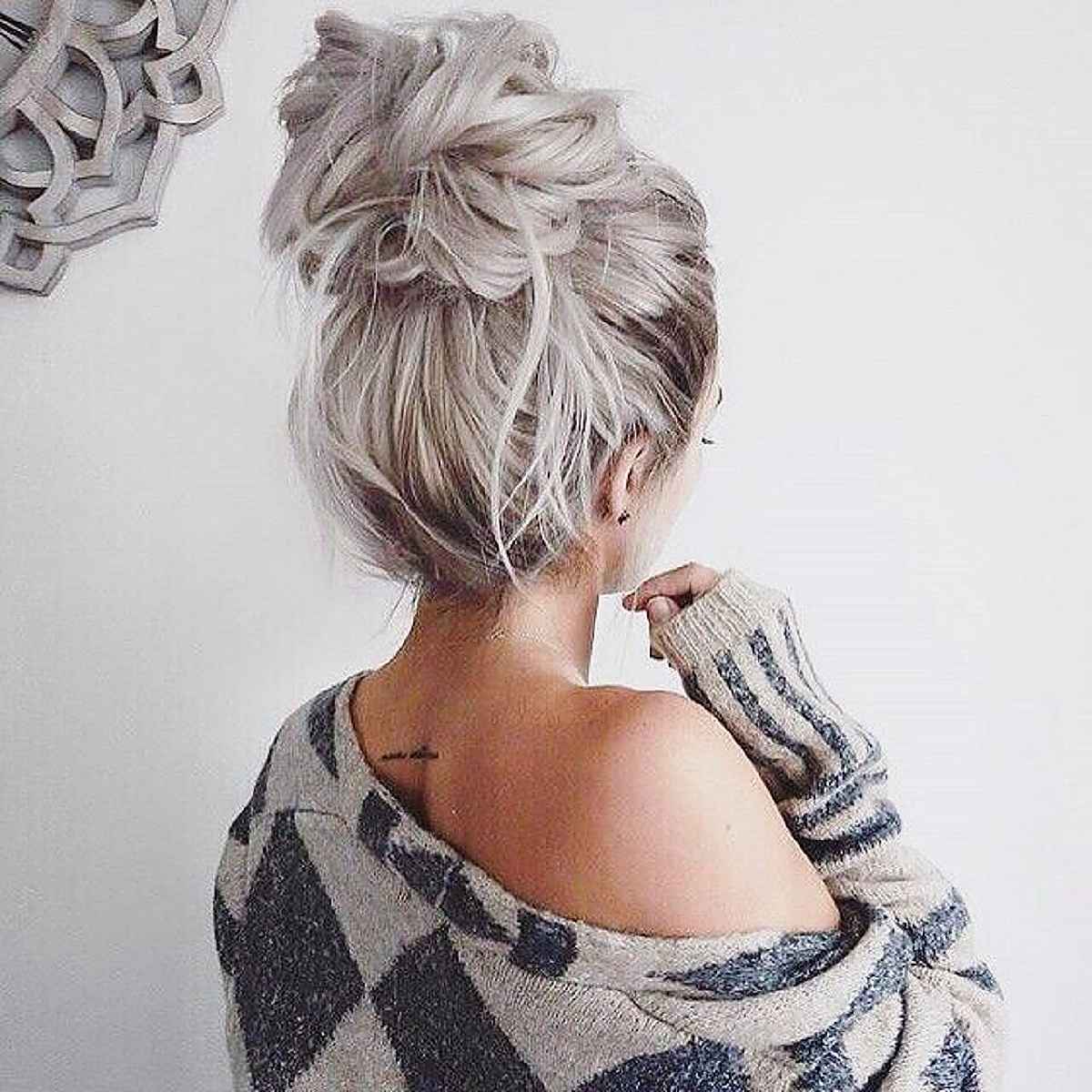 Coiffure en chignon pour les femmes décontractées de plus de 30 ans.